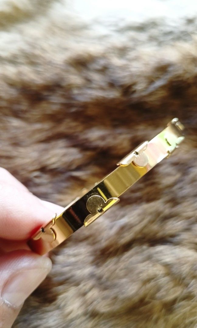 Lv bangle from japan (Category: Luxury Accessories) located in Quezon City. Submitted by liambags (Listing ID 1277693628, Image 3). Description: Lv bangle from japan no flaws with stamp size 17 with gift box kindly pm me.