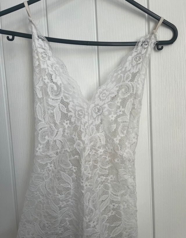 S size 白色底裙, 女裝, 內衣和休閒服- Carousell