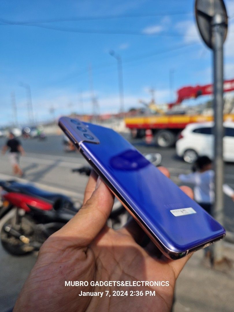 Samsung S21 5g 256gb (Category: Samsung) located in Quezon City. Submitted by mubrogadgets (Listing ID 1277730616, Image 2). Description: SAMSUNG S21 5G No amoled burn 👉95%smooth naka plastic pa mga gilid 💯no issue, no history oc repair 💯super smooth performance Gaming phone -Exynos2100(5 nm)/Mali-G78 MP14 -256GB 8GB RAM 💯high quality display -Dynamic AMOLED 2X, 120Hz, -HDR10+, 1300 nits (peak) -6.2inches display 💯super linaw ng camera.