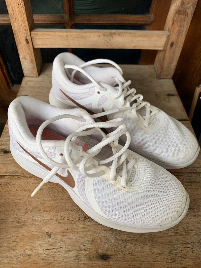Sepatu Nike Tanjun trainers white rose gold Fesyen Wanita Sepatu