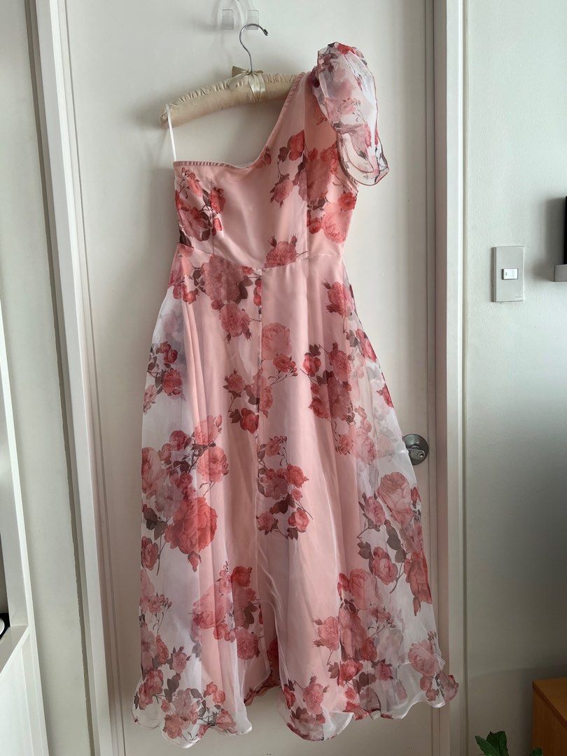 SHEIN Pink Floral Gown (Category: Evening dresses & gowns) located in Makati City. Submitted by hereasysupply (Listing ID 1277705203, Image 2). Description: Length altered to fit 5’0-5’2 height.