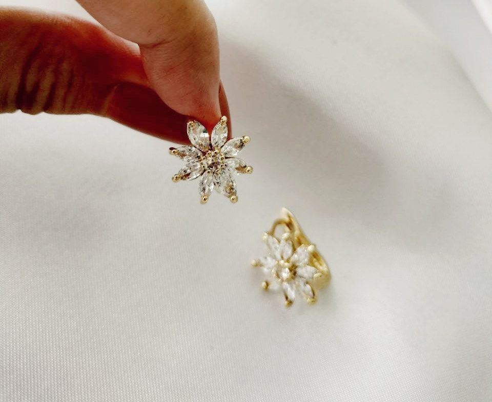 Gold diamond flower new arrivals earrings