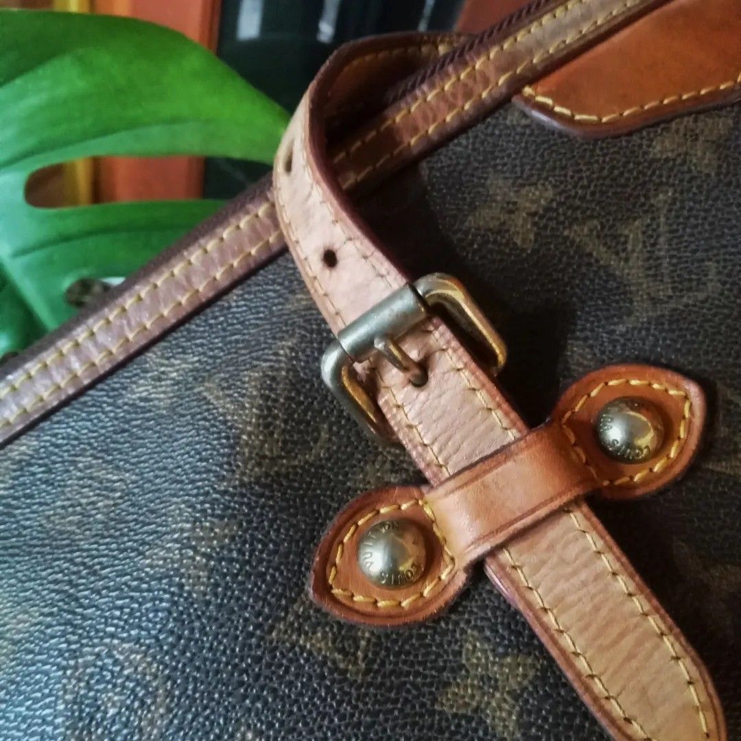 Tas cewek LV, Fesyen Wanita, Tas & Dompet di Carousell