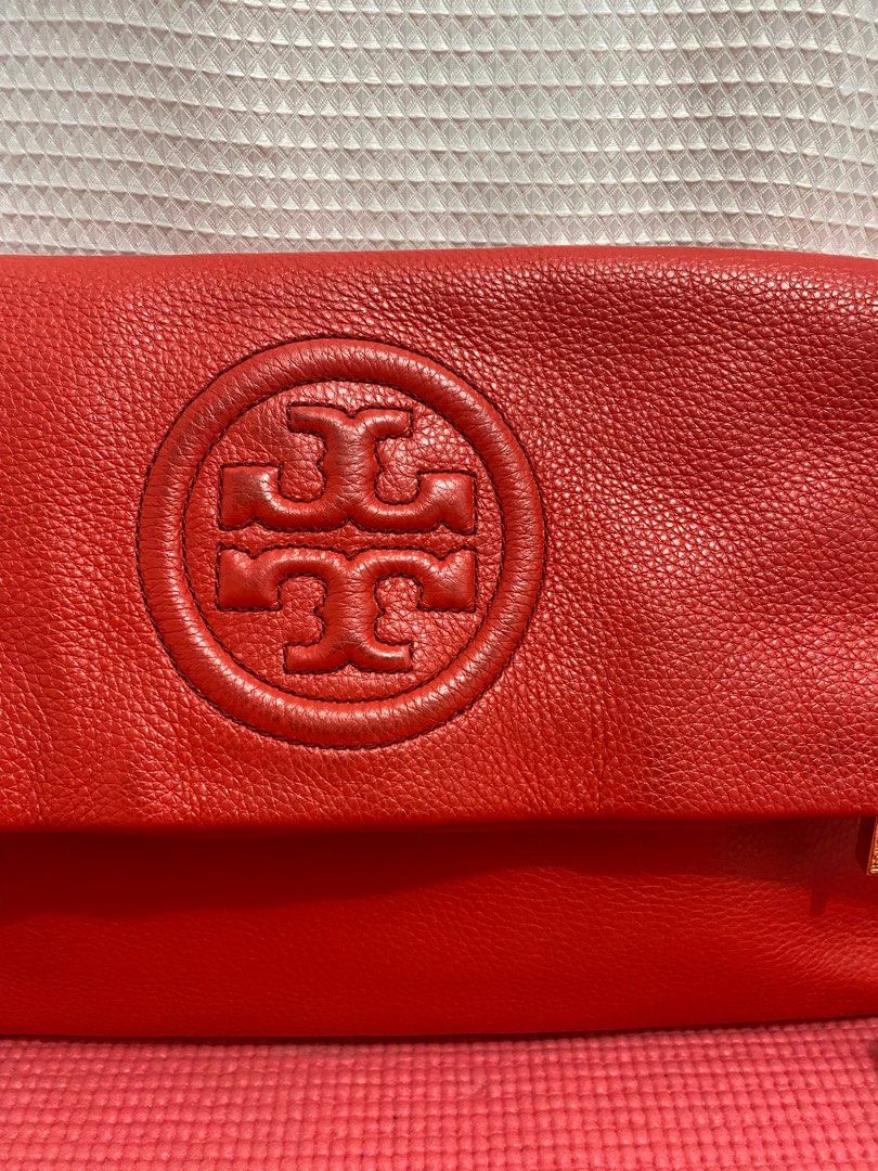 Tory Burch Bombe Foldover Clutch Bag (Category: Luxury Bags & Wallets) located in Echague. Submitted by jenniferbo94771 (Listing ID 1277652053, Image 2). Description: AUTHENTIC Tory Burch Bombe Foldover Clutch Bag / Crossbody Ganda Excellent Condition 4300.