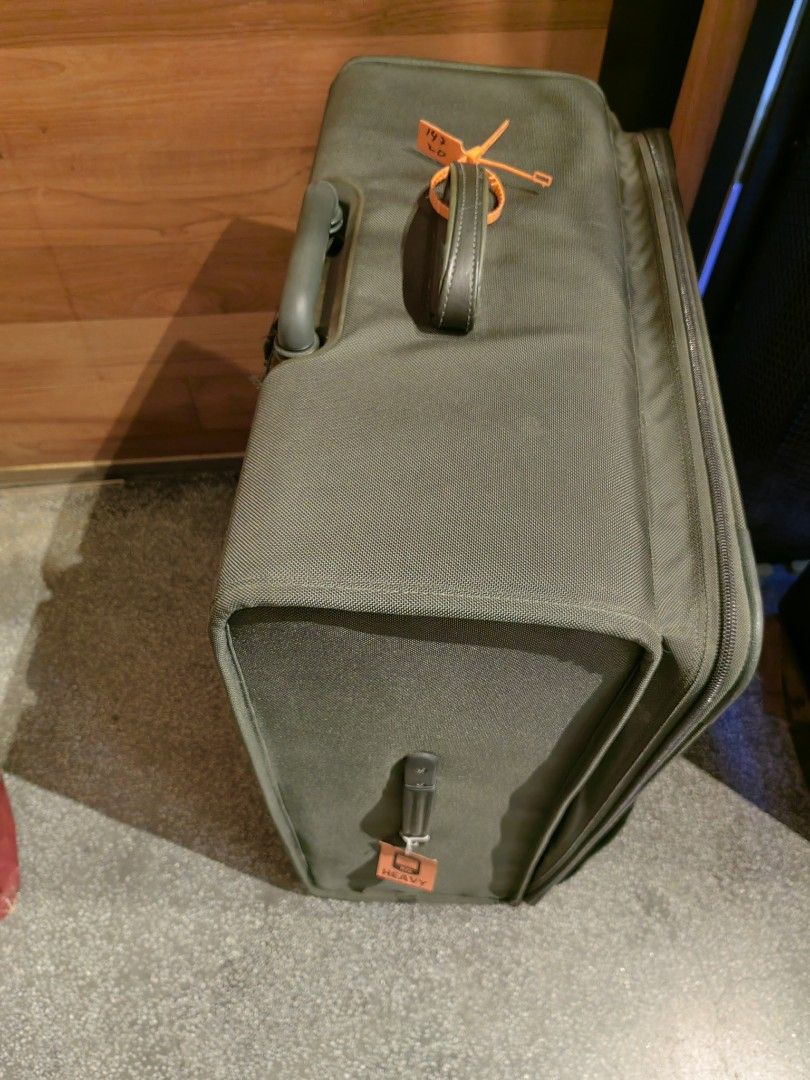 Tumi Checked Luggage Large 29/30in, 興趣及遊戲, 旅行, 旅遊 行李箱 Carousell