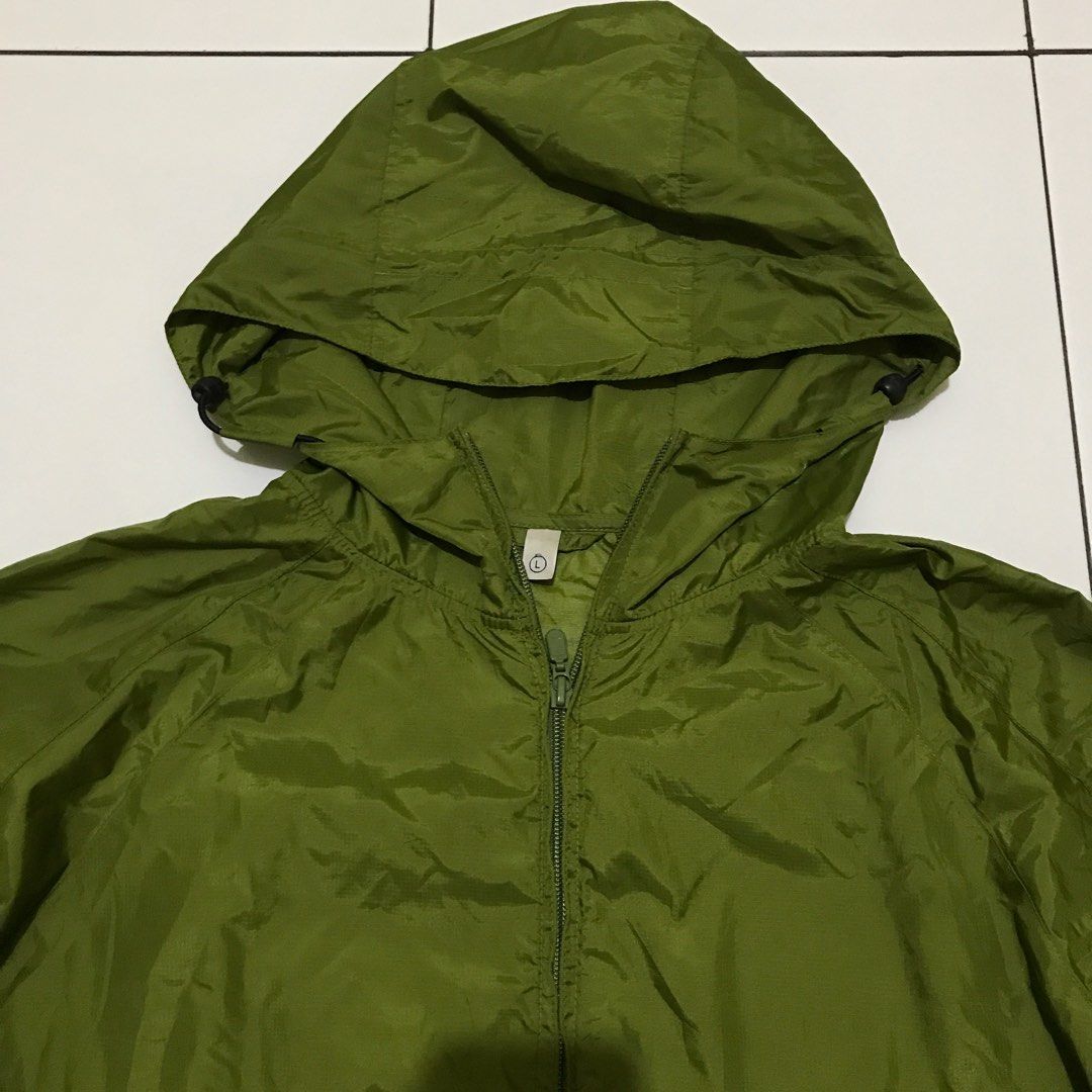 Uniqlo rainwear jacket packable Fesyen Pria Pakaian Lainnya di