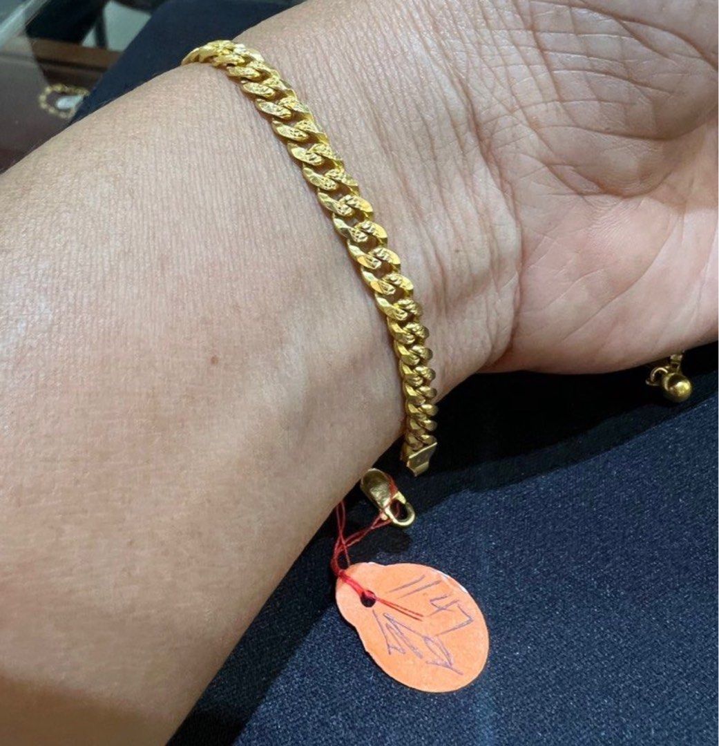 Teng Huat Jewellery - Singapore - A perfect blend of 916 Gold Bracelet with  this whimsical charms that lasts well beyond the time....... 镇发珠宝金行（勿落中心）  Teng Huat Jewellery Tel : 64422823 Open