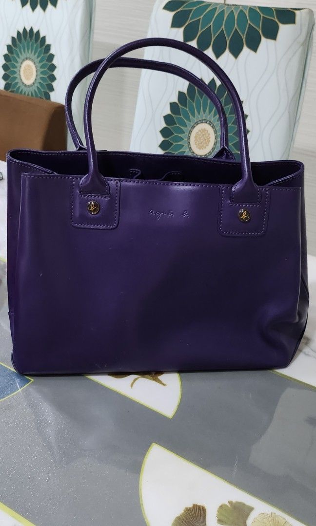 Agnes B Leather Bag (Category: Bags & Wallets) located in Singapore. Submitted by marquee (Listing ID 1277888017, Image 1). Description: authentic, bought from MBS.