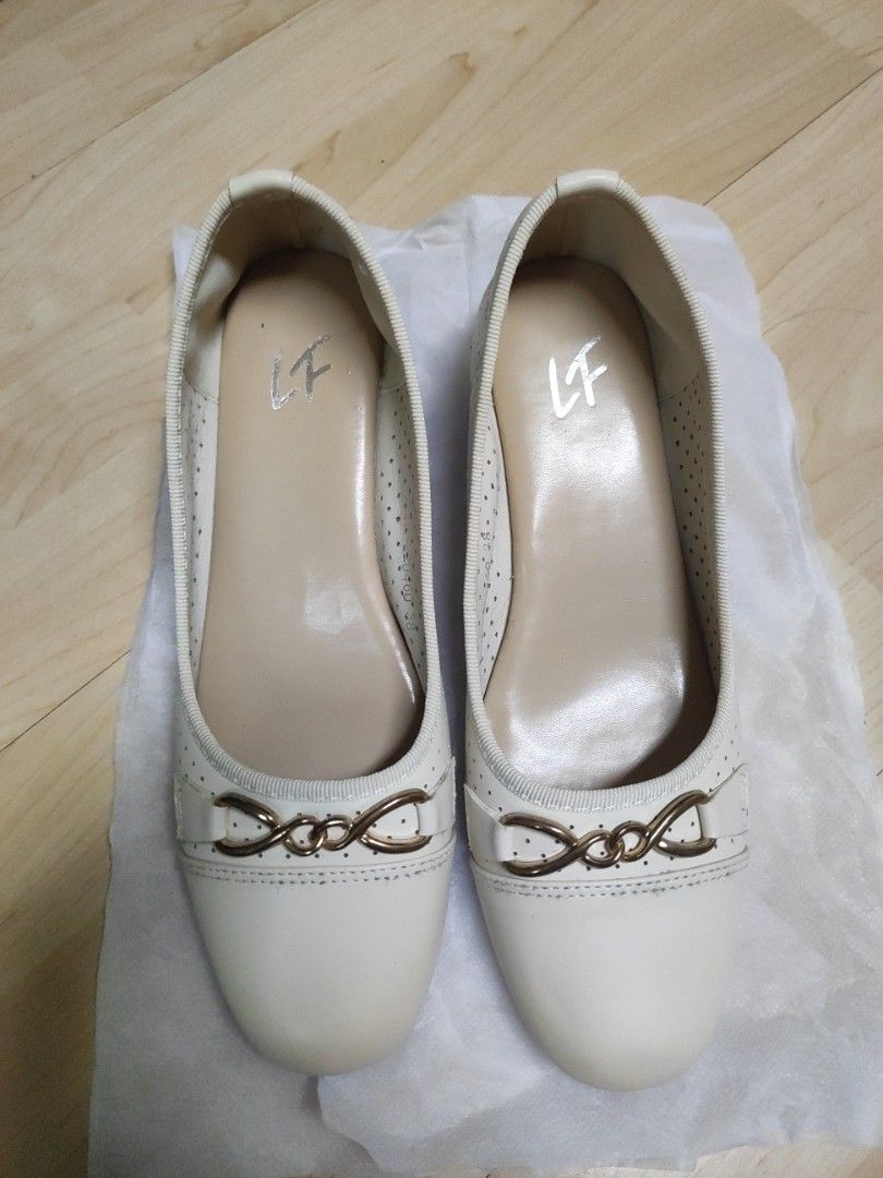 White shop low wedge
