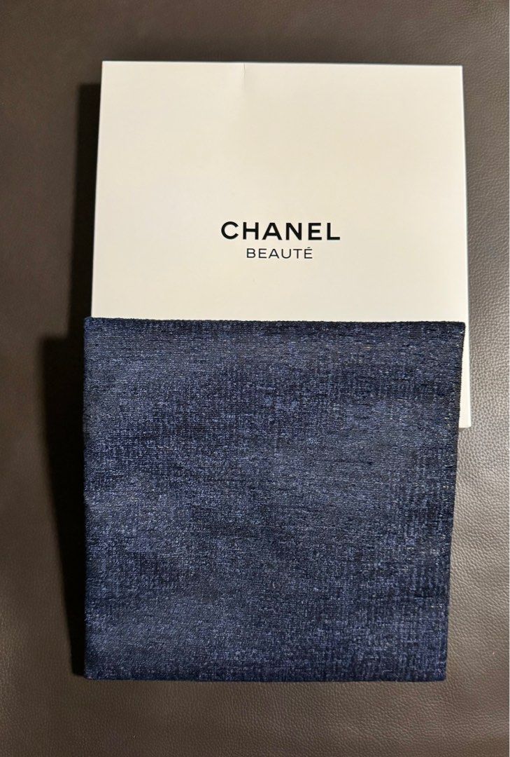 Chanel Beaute Pouch (Category: Purses & Pouches) located in Singapore. Submitted by hypeup_flan (Listing ID 1278037708, Image 2). Description: Selling the above in brand new condition. Exclusive gift from Chanel and not available for sale to the public. One sold! Left the last piece for $33. Add $5 for delivery via courier else self collect @ Bukit Batok. Hit me up if keen..