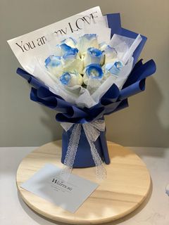 White roses blue simple korean bouquet
