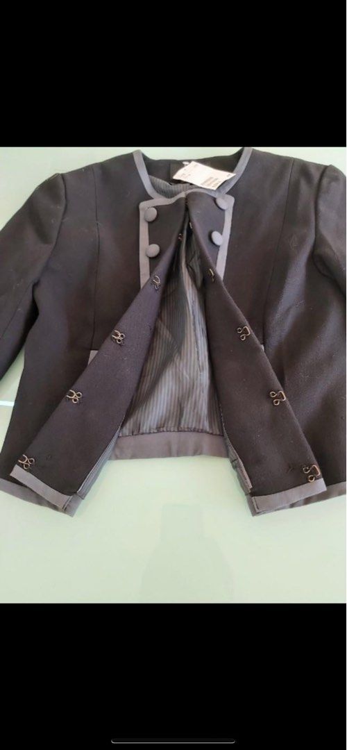H&M Black with gray details Blazer (Category: Coats, Jackets and Outerwear) located in Pasig City. Submitted by panavi (Listing ID 1277981933, Image 3). Description: BNWT Bought this at H&M Hong Kong last December 2023 for ₱2100 selling it for only ₱800 Size: EUR 34 or Small.