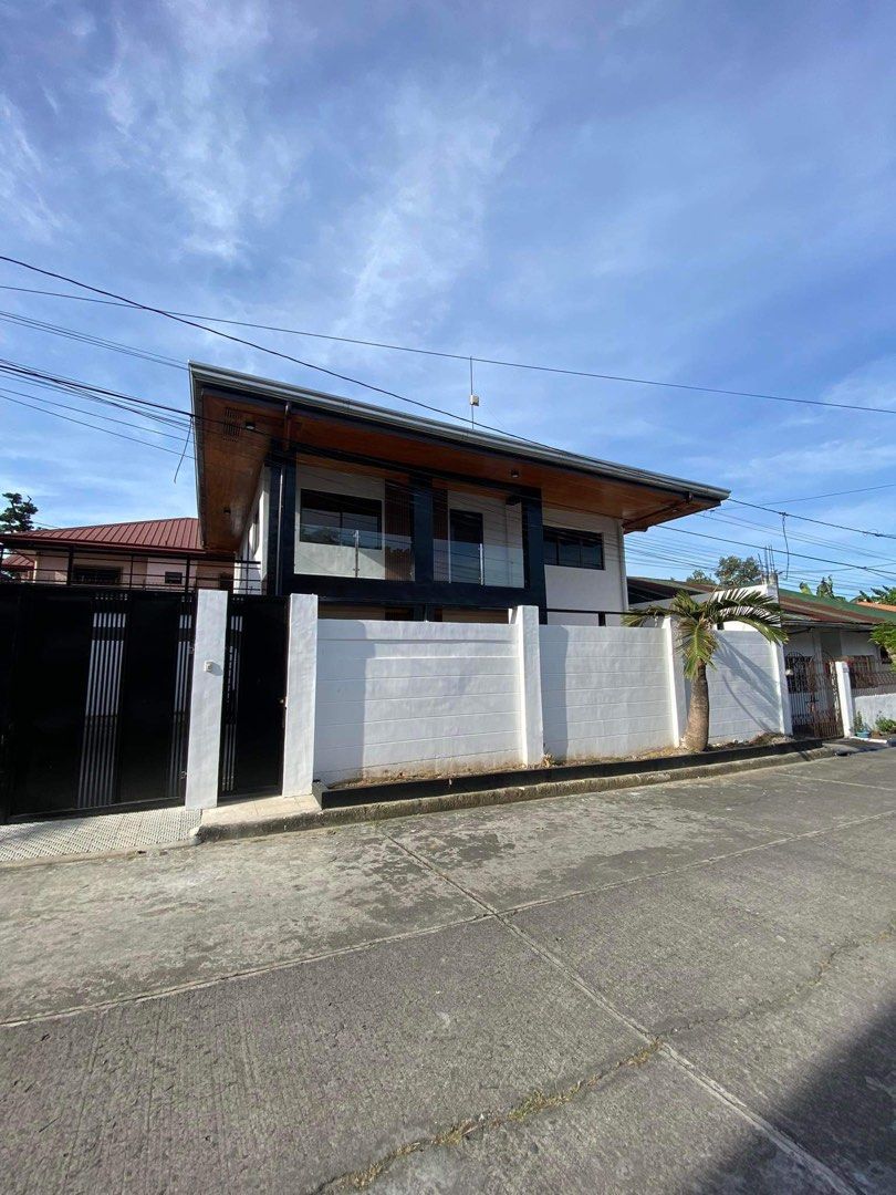 House & Lot For Sale (Category: House & Lot) located in Valenzuela. Submitted by prelo.vedfinds (Listing ID 1277883641, Image 2). Description: ‼️ FOR SALE 2 Storey 260 sqm LA 400 sqm floor area 1 master bedroom 3bedroom 2 CR Negotiable upon viewing .