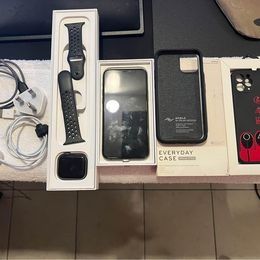 iPhone 11 Pro 512 GB, Nike Apple Watch S5 32 GB and MagSafe Peak Design Everyday Case (bundle only)