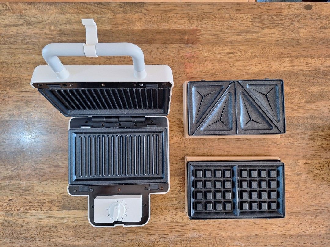 KYOWA 3in1 Breakfast (Panini or Waffle) Maker WHITE (Category: Breadmakers) located in Taguig. Submitted by raekshin (Listing ID 1277945420, Image 2). Description: *1 yr lang nagamit *like new pa tlga. used with total care *we just used the panini maker na plate. 2 other plates were never used RFS: store closure.