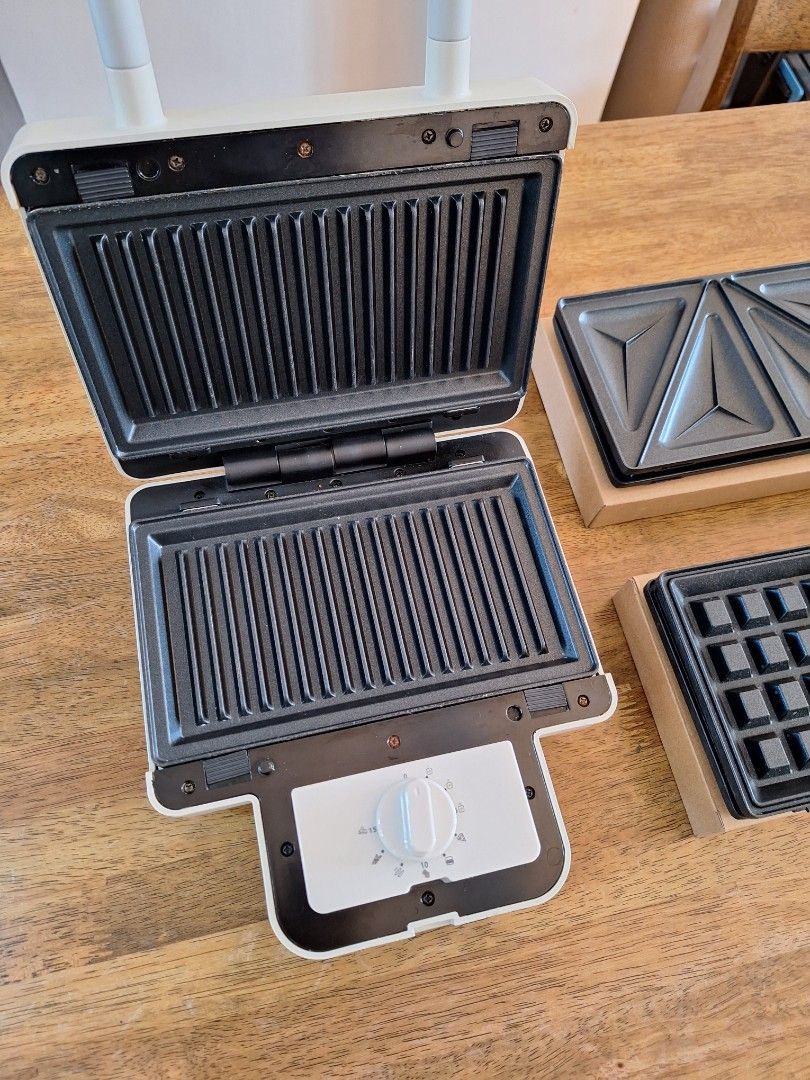 KYOWA 3in1 Breakfast (Panini or Waffle) Maker WHITE (Category: Breadmakers) located in Taguig. Submitted by raekshin (Listing ID 1277945420, Image 3). Description: *1 yr lang nagamit *like new pa tlga. used with total care *we just used the panini maker na plate. 2 other plates were never used RFS: store closure.