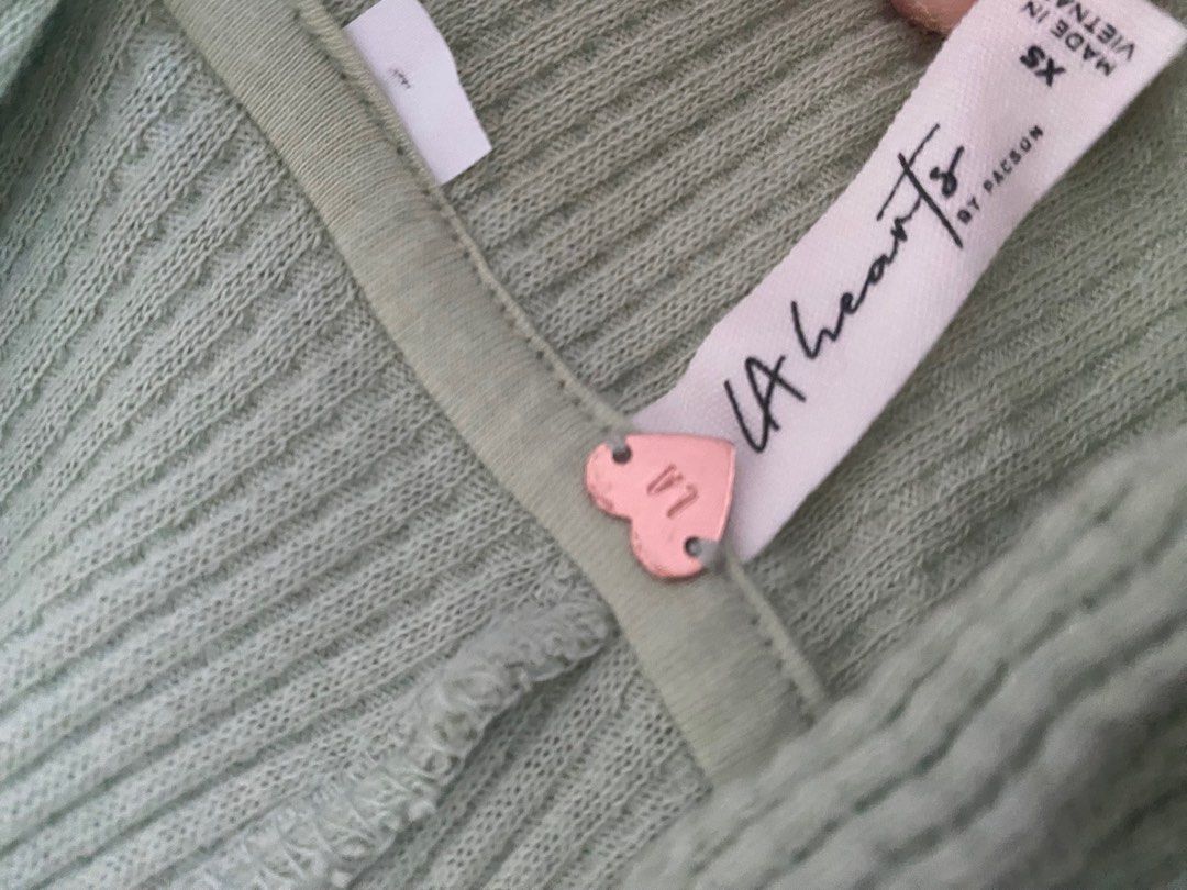 LA hearts green cropped hoodie Women s Fashion Tops Longsleeves on Carousell