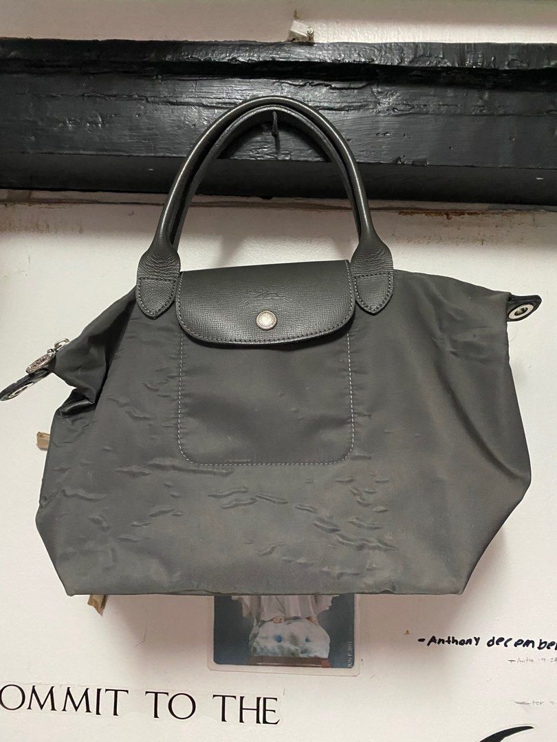 Lonchamp le pliage neo small graphite (Category: Luxury Bags & Wallets) located in Pasig City. Submitted by mg_clothes (Listing ID 1278090622, Image 1). Description: Kita na po sa pictures kaya po im selling sa low price na with strap din po siyang kasama .