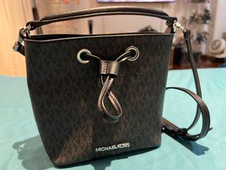 📣 SALE‼️ Genuine Michael Kors Suri Small Logo Bucket Bag