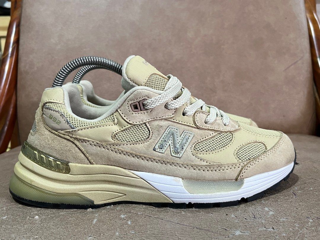 New Balance 992 size 40.5 Fesyen Pria Sepatu Sneakers di Carousell