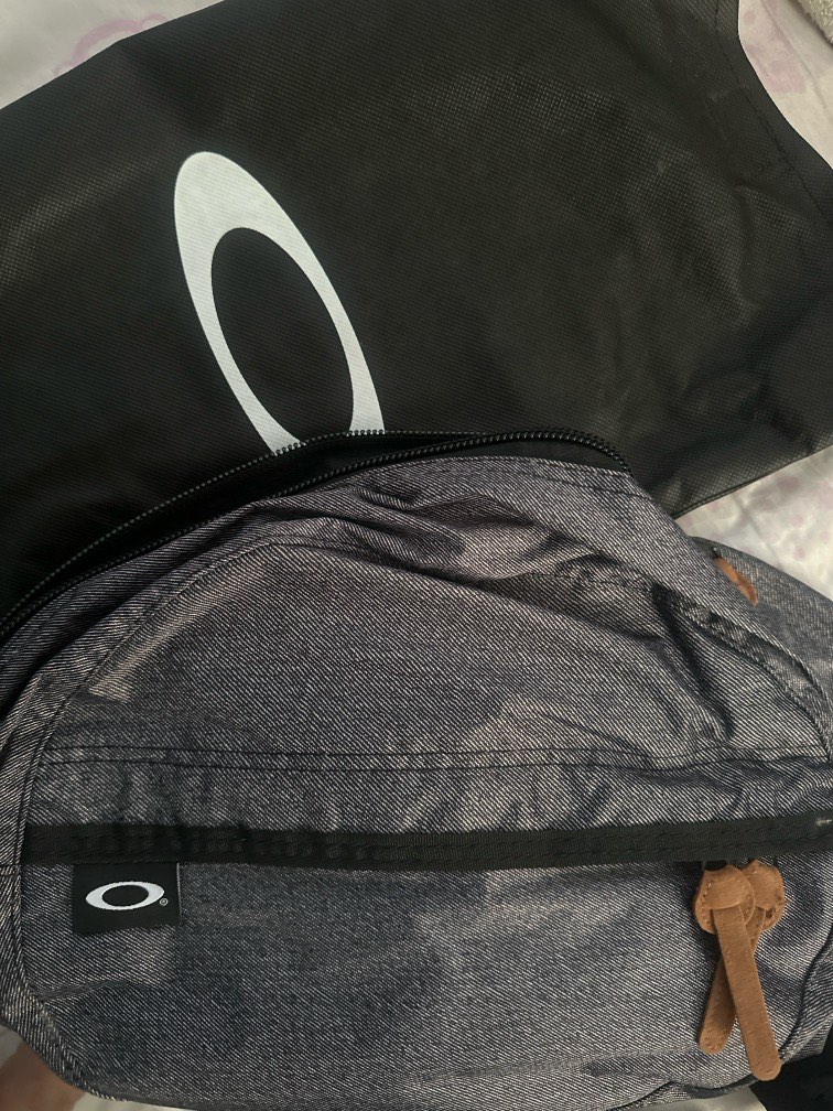 Oakley sling bag Men s Fashion Bags Sling Bags on Carousell