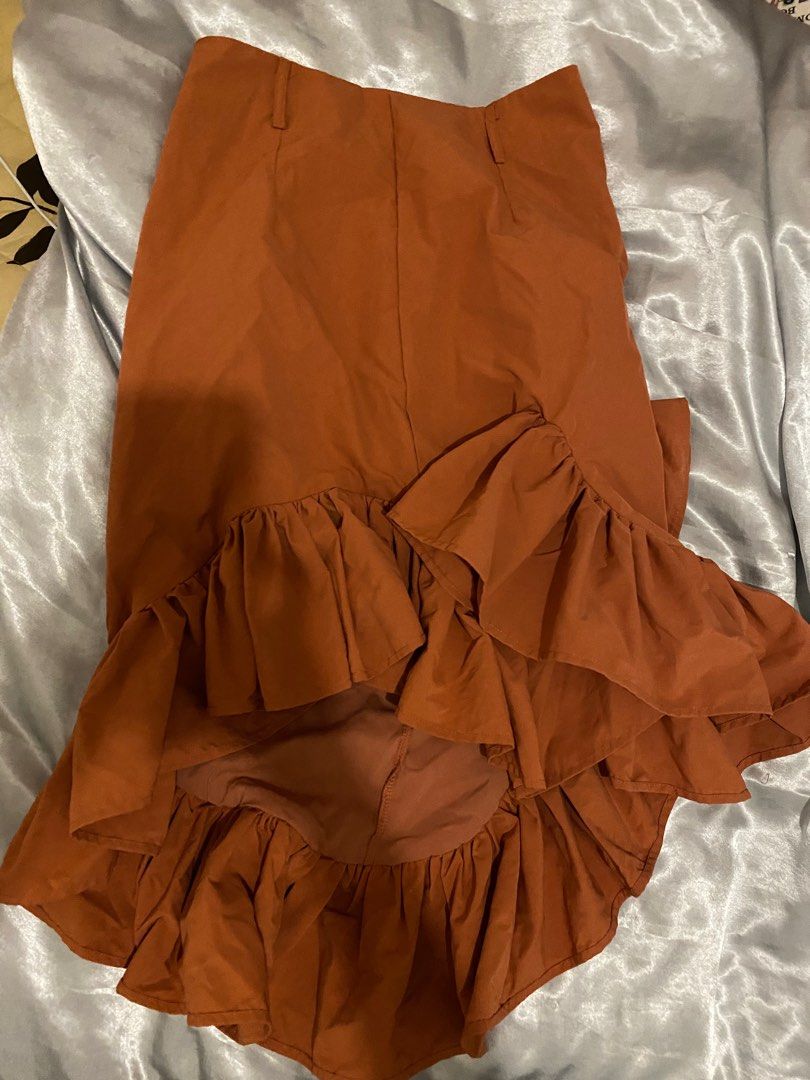 Peach Coral Asymmetrical Ruffled Skirt (Category: Skirts) located in Quezon City. Submitted by reigniris (Listing ID 1278024640, Image 1). Description: idw to sell this bcos the quality is so so good!! but i just have so many skirts nowww (fits size 25).