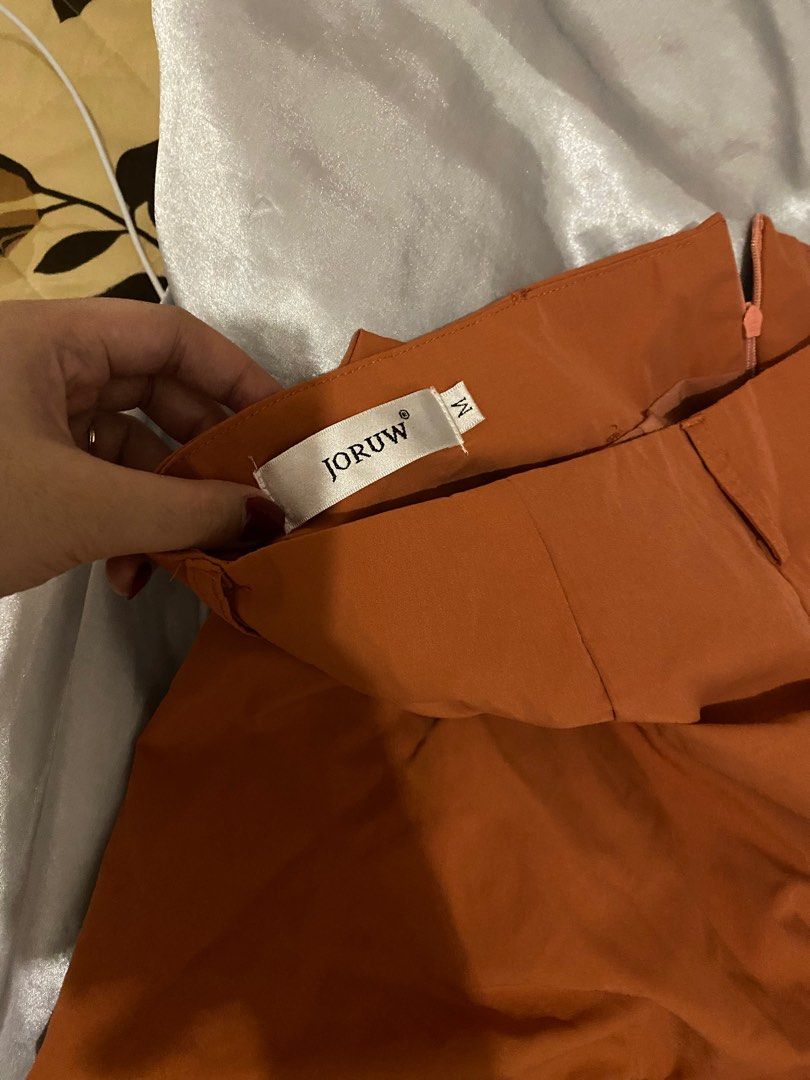 Peach Coral Asymmetrical Ruffled Skirt (Category: Skirts) located in Quezon City. Submitted by reigniris (Listing ID 1278024640, Image 2). Description: idw to sell this bcos the quality is so so good!! but i just have so many skirts nowww (fits size 25).