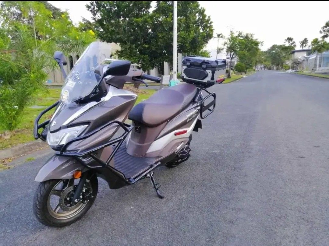 Royal bronze Suzuki Burgman Street EX Executive 125 Accessories