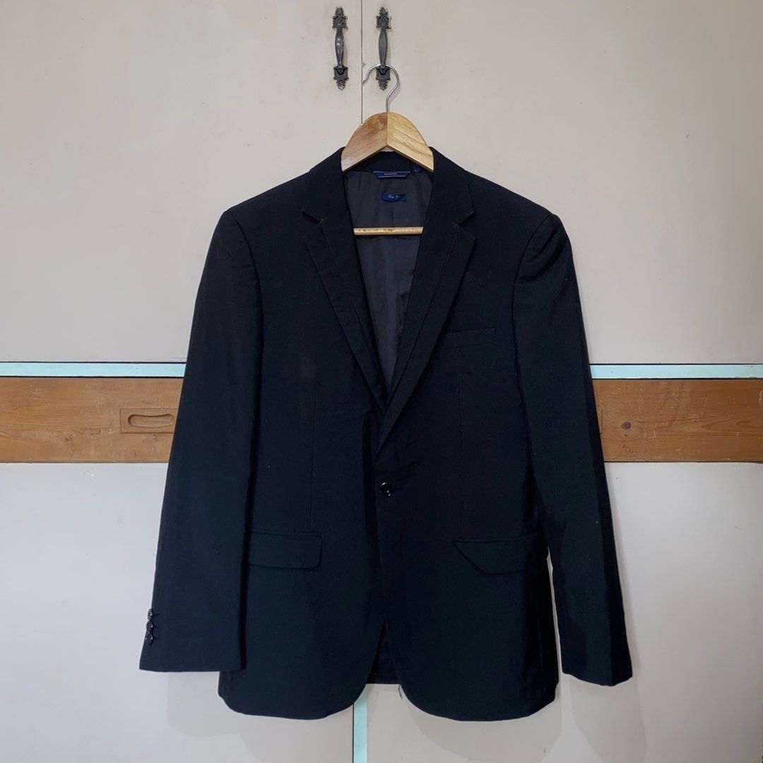 SAHARA coat (Category: Coats, Jackets and Outerwear) located in Baguio. Submitted by basicthriftbaguio (Listing ID 1278001436, Image 1). Description: authentic SAHARA black coat for men 🖤 M on tag from SM nabili, orig price is around 3-4k minsan lang nagamit 🫶🏻 needs wash since nasa closet lang length (shoulder to shoulder) - 17 in width - 17.5 in arm length - 23 in from tip of the shoulder has shoulder pads na overall no flaws/fades (9/10 con