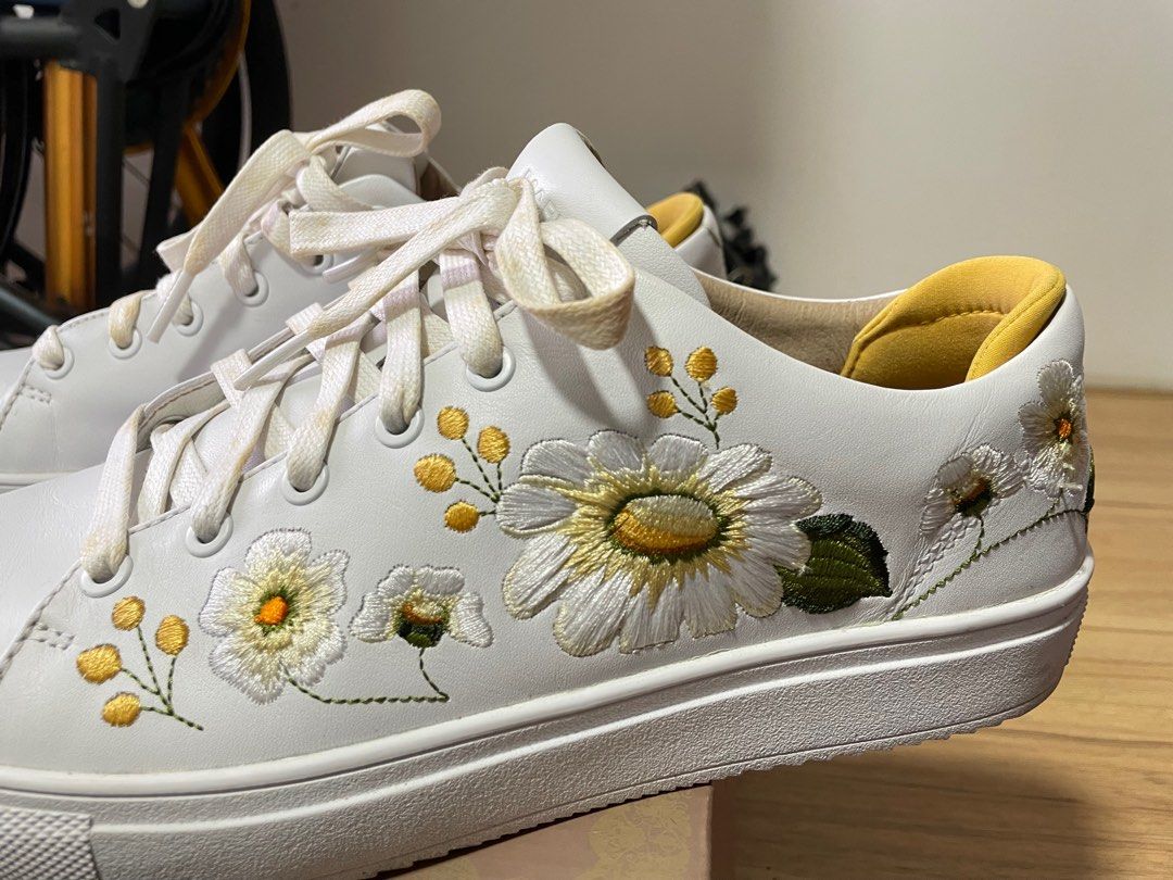White skechers hotsell with flowers