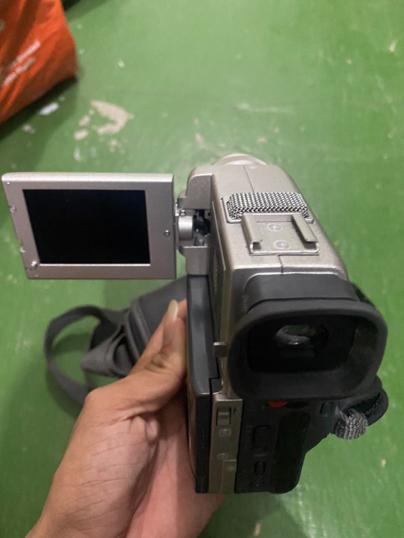 Sony DCR-PC10 Handycam Vision Mini DV SteadyShot 150x Camcorder