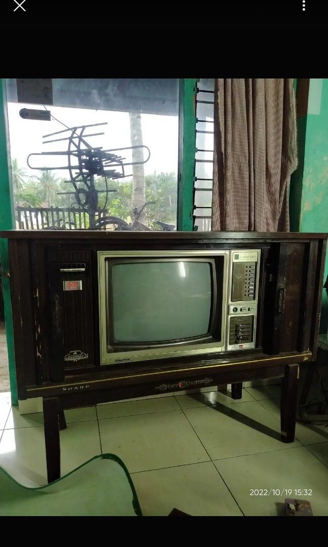 Tv kayu sharp antik jadul, Elektronik, TV & Perlengkapan Hiburan di