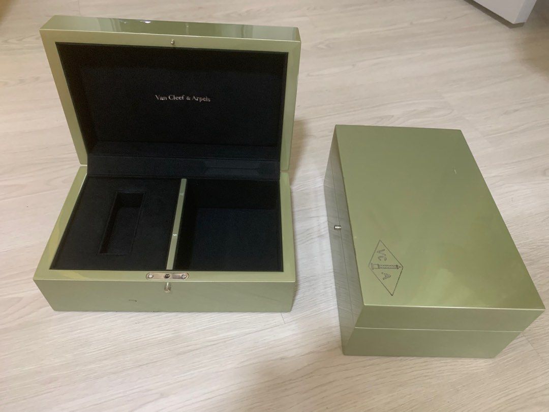 Vca Box Van Cleef & Arpels Watch box, Women's Fashion, Jewelry & Organisers ...