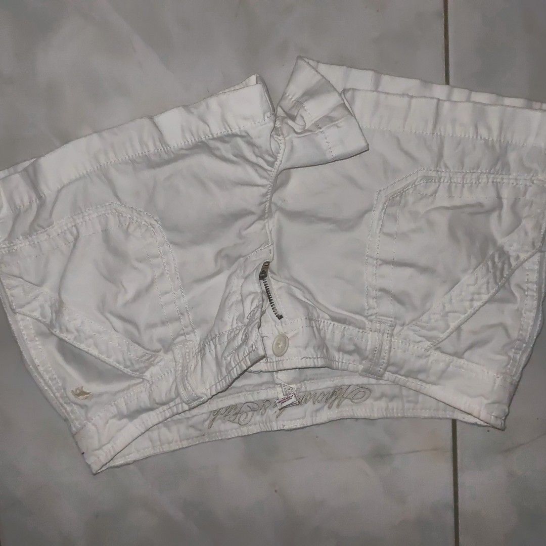 Abercrombie & Fitch white short (Category: Shorts) located in Manila. Submitted by iluvomri (Listing ID 1328570634, Image 2). Description: Abercrombie & Fitch size 25-26 100%cotton Good condition no stain white color.