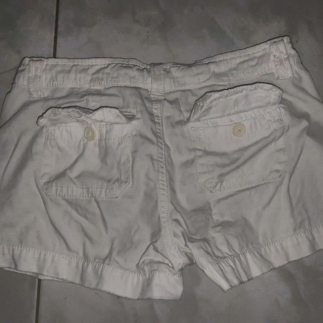 Abercrombie & Fitch white short (Category: Shorts) located in Manila. Submitted by iluvomri (Listing ID 1328570634, Image 1). Description: Abercrombie & Fitch size 25-26 100%cotton Good condition no stain white color.