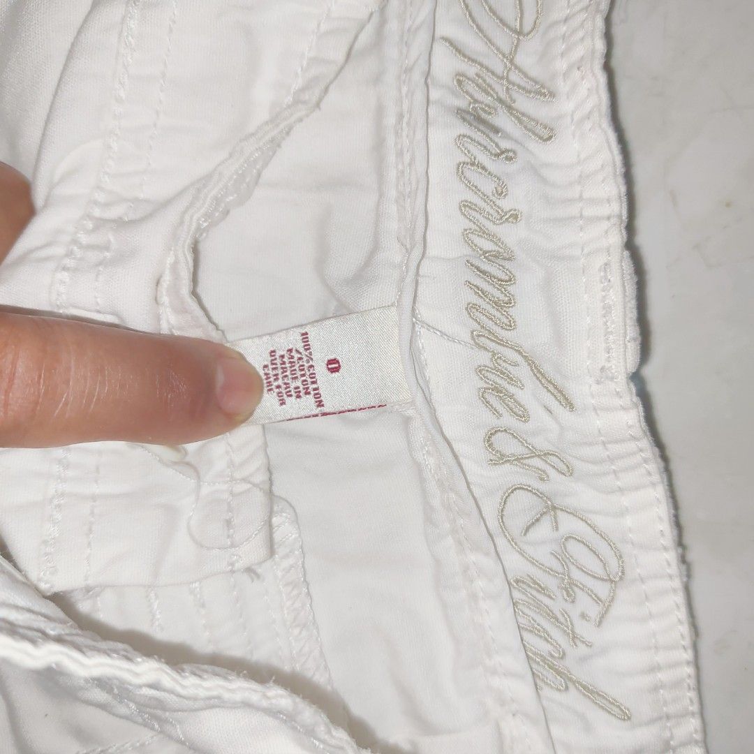 Abercrombie & Fitch white short (Category: Shorts) located in Manila. Submitted by iluvomri (Listing ID 1328570634, Image 3). Description: Abercrombie & Fitch size 25-26 100%cotton Good condition no stain white color.