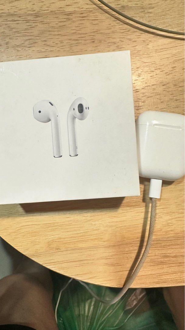 Airpods first gen (original) with box (Category: Headphones & Headsets) located in Cebu City. Submitted by prelovedbymareh (Listing ID 1328516282, Image 2). Description: ‼️issue: battery drains easily.