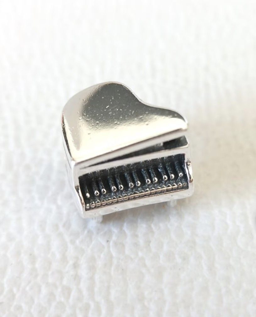 Pandora piano charm store