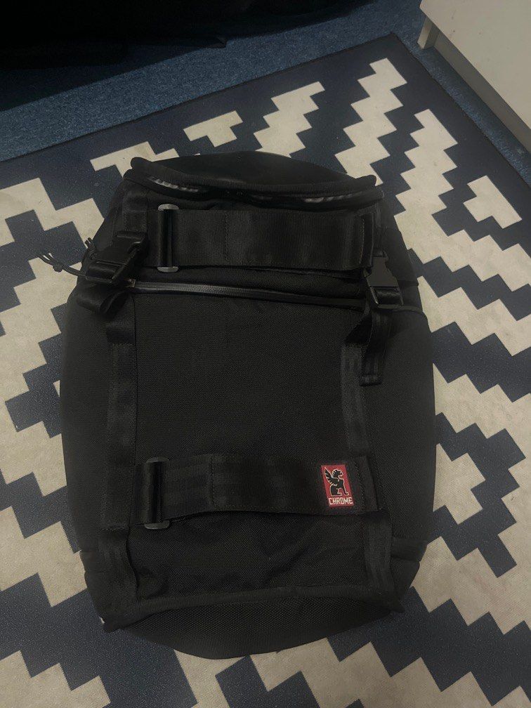 Backpack chrome (Category: Backpacks) located in Dengkil. Submitted by mmdnzm (Listing ID 1328490243, Image 1). Description: Chrome backpack RM250 .