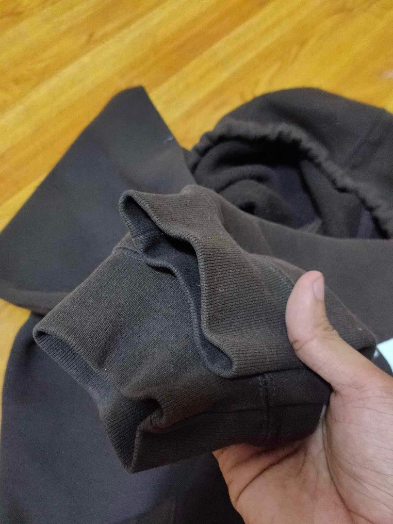 Carhartt Choco Brown Hoodie (Category: Coats, Jackets and Outerwear) located in Imus. Submitted by medyogoodguys (Listing ID 1328450450, Image 2). Description: CARHARTT CHOCO BROWN HOODIE Size Large 5,000 pesos only DM.