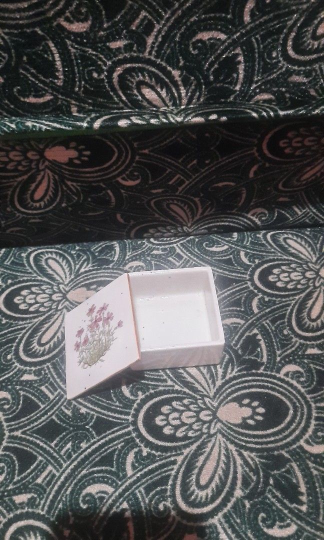 Ceramic trinket 2.5x1.5" floral small (Category: Storage Boxes & Baskets) located in Manila. Submitted by luckycharm_215 (Listing ID 1328558276, Image 2). Description: good condition from UK.