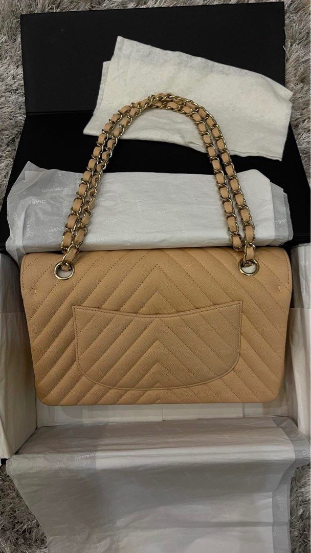Classic Chanel Double Flap Medium Chevron (Category: Luxury Bags & Wallets) located in Cavite. Submitted by louiessaliviac (Listing ID 1328427416, Image 2). Description: Classic Chanel Double Flap Chevron As good as new RFS: not in use Price :400,000 ( negotiable).
