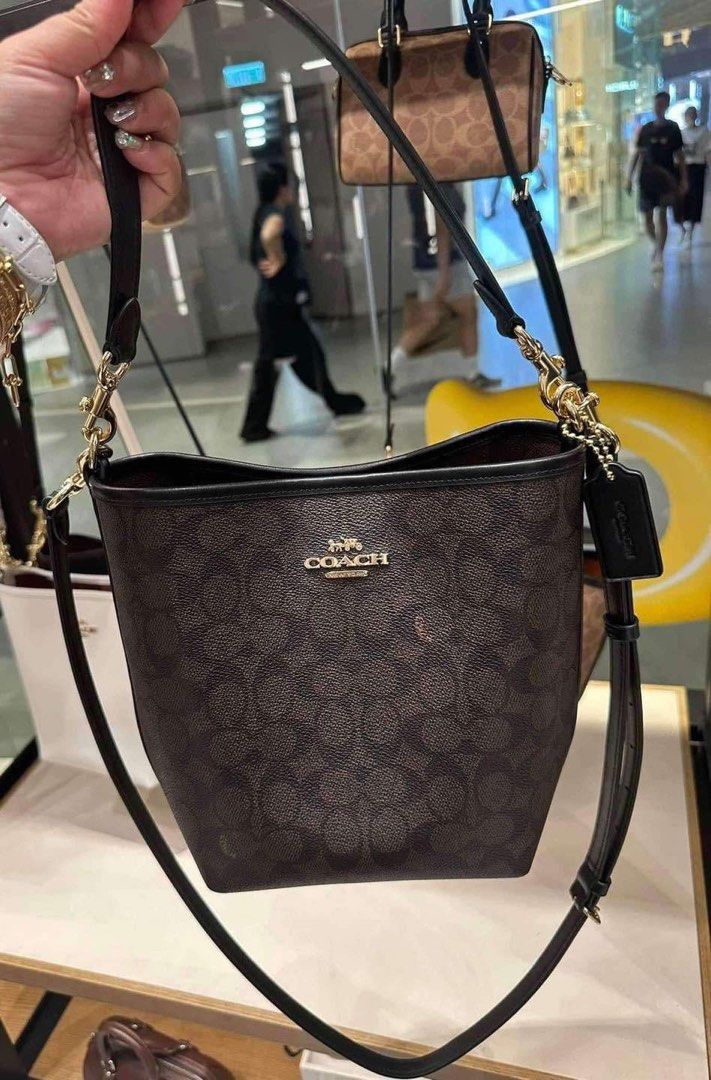 Coach Women's Shoulder Tote (Category: Luxury Bags & Wallets) located in Manila. Submitted by an.g_ (Listing ID 1328529337, Image 2). Description: .