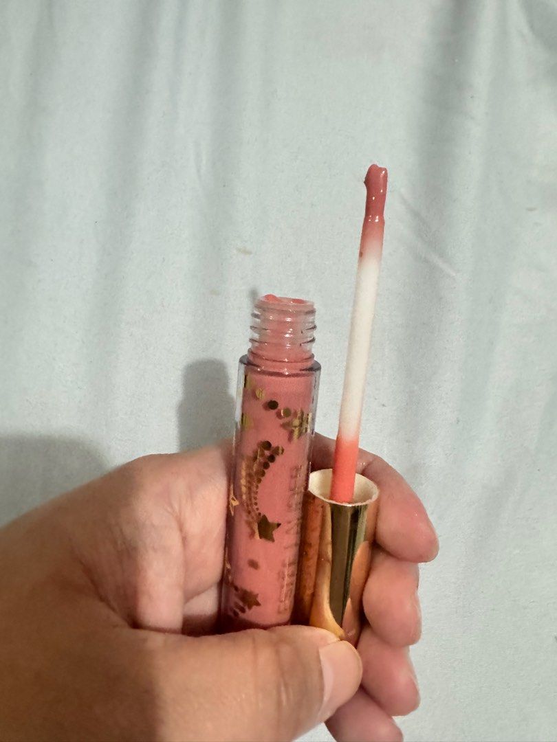 Estee Lauder Lip Gloss (Category: Makeup) located in Mandaluyong City. Submitted by ccshoppes (Listing ID 1328560237, Image 3). Description: Estee Lauder original lip gloss Limited edition Crystal Nude and Rose Quartz 1000 each, 1800 for both.
