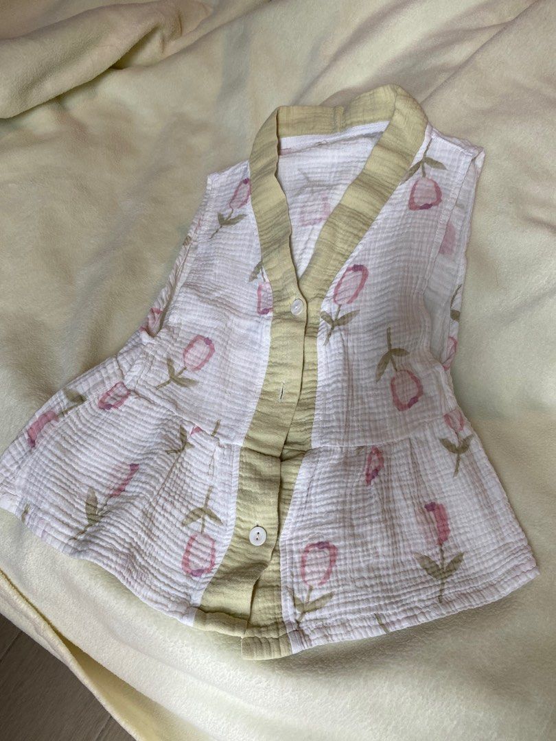 Floral Sleeveless Top (Category: Sleeveless) located in Taguig. Submitted by postjoonie (Listing ID 1328547173, Image 1). Description: thrifted in a pop-up in Makati for around ₱550 :) can send a when worn pic if ever fits petite XS-S ! rfs: did not fit before buying :’) too small on me.