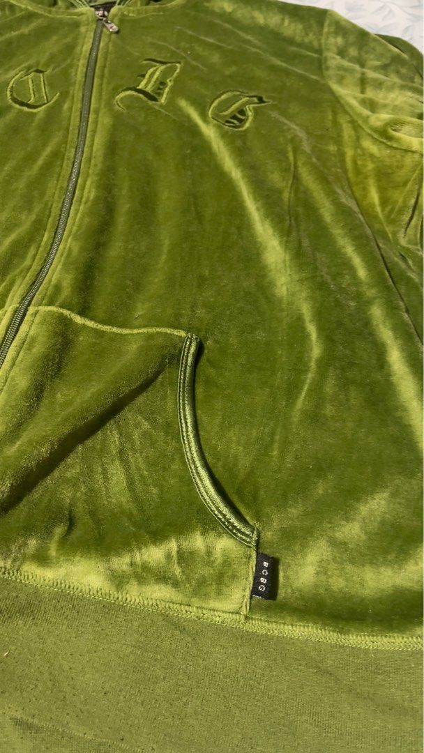BCBG Green Jacket for Women (M-XL) (Category: Coats, Jackets and Outerwear) located in Baguio. Submitted by claudnibela (Listing ID 1328580917, Image 3). Description: Dimension (in inches) Shoulder: 17 Width: 23 Length: 23 Sleeves: 25 I’m selling secondhand items that are in good condition. Most have been stored for a while and will need a wash. I’ll be sure to inform buyers of any major damage. The items are mostly branded but priced low, so ple