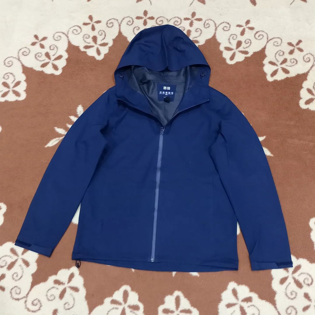 Jaket outdoor UNIQLO BLOCKTECH polos navy size L casual murah bagus Fesyen Pria Pakaian Baju Luaran di Carousell