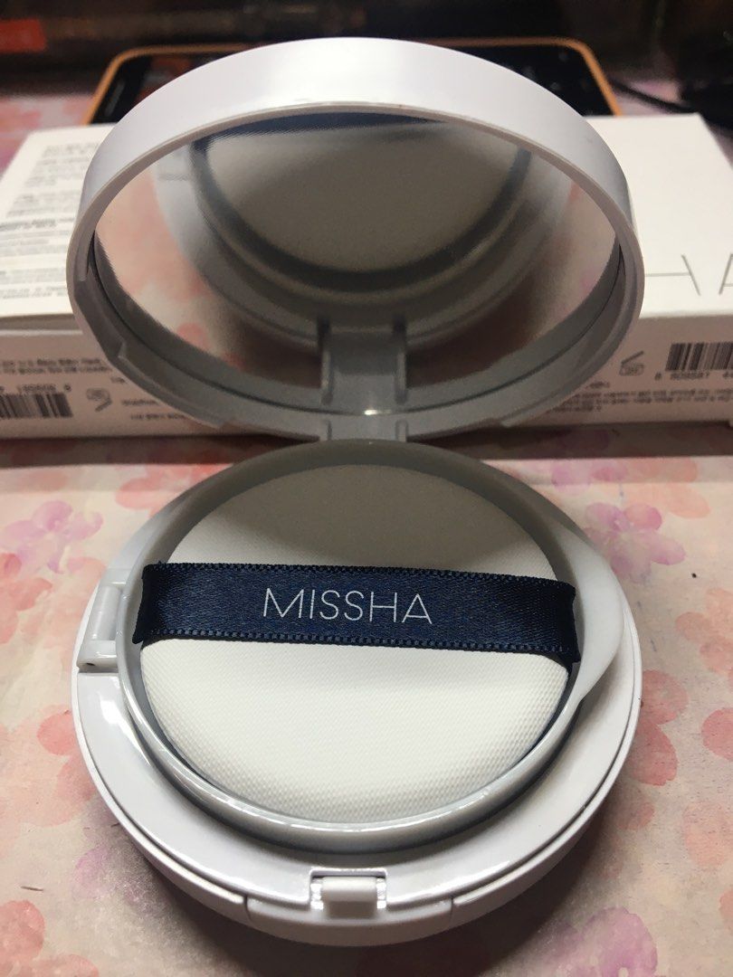 Magic Cushion (Category: Makeup) located in Makati City. Submitted by anamurillo (Listing ID 1328557821, Image 2). Description: Moist up No. 23.