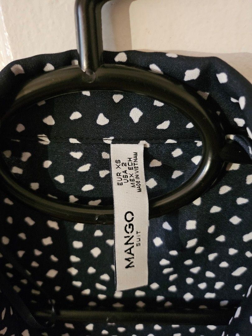 Mango button down top (Category: Blouses) located in Pasig City. Submitted by yoursforless2 (Listing ID 1328532279, Image 2). Description: had to sell right away this mango top I got from another carouseller. super small on me, thought this would be like the usual loose fit of mango tops. best fits true XXS- XS/US2 sizes, not for medium frames like me 😅.