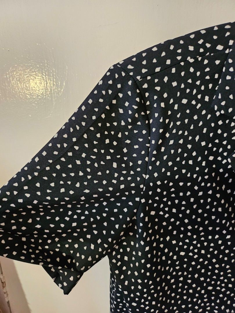 Mango button down top (Category: Blouses) located in Pasig City. Submitted by yoursforless2 (Listing ID 1328532279, Image 3). Description: had to sell right away this mango top I got from another carouseller. super small on me, thought this would be like the usual loose fit of mango tops. best fits true XXS- XS/US2 sizes, not for medium frames like me 😅.